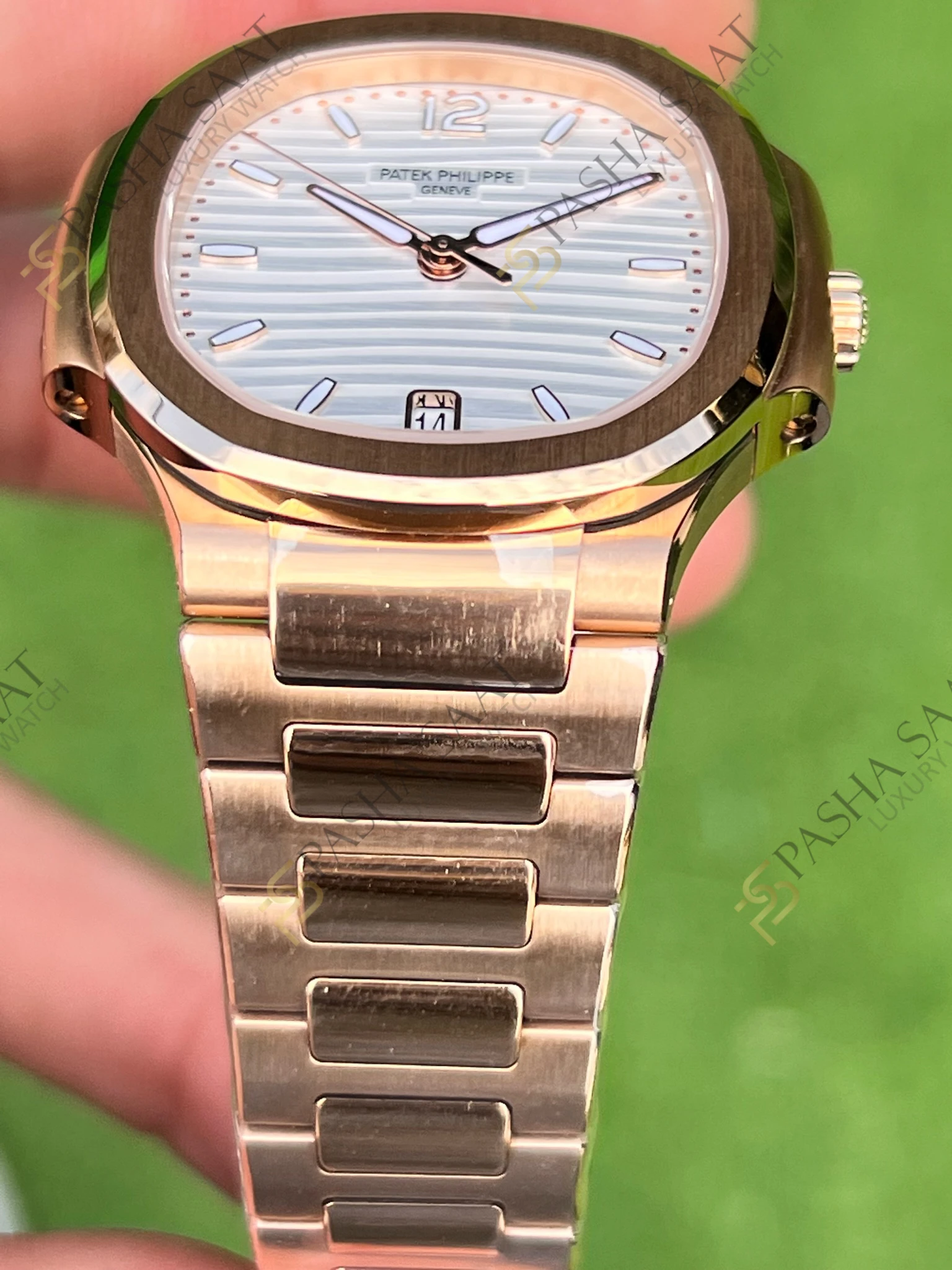 Patek Philippe Nautilus 7118 Rose Kasa Beyaz Kadran Superclone Saat Patek Philippe Nautilus 7118 Rose Kasa Beyaz Kadran Superclone Saat - Görsel 3